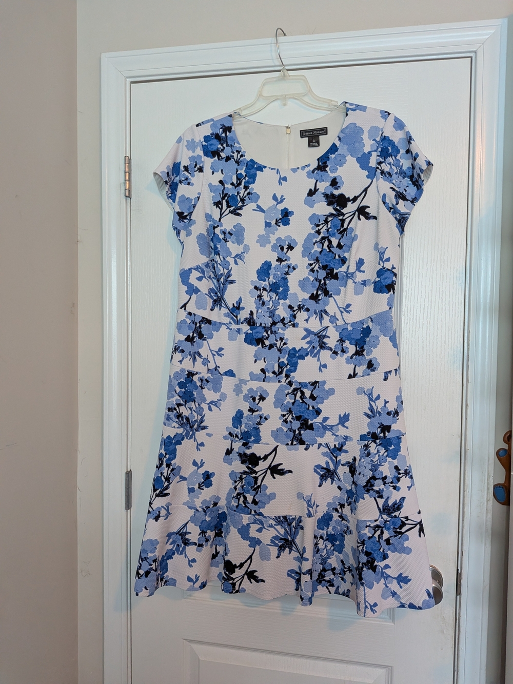 Jessica Howard White and Blue Floral Short Sleeve Midi Dress